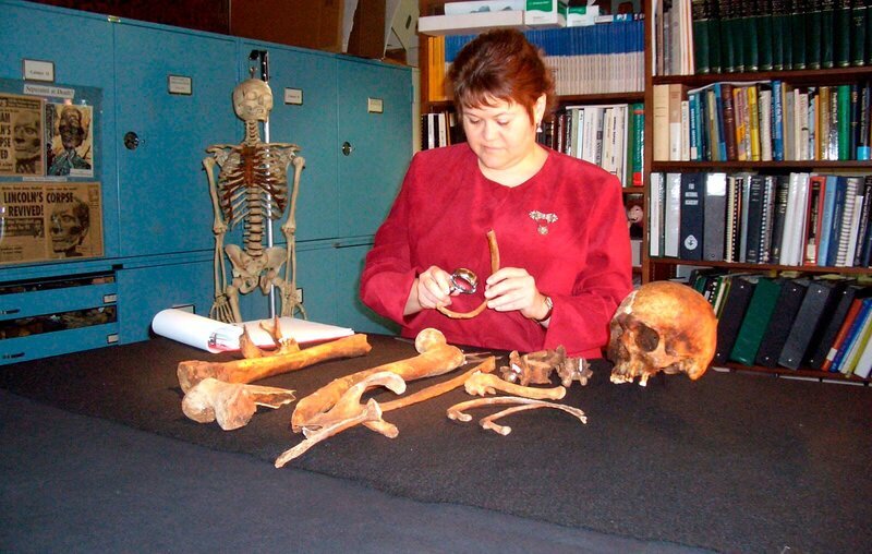 Dr. Lenore Barbian of the Armed Forces Institute of Pathology examines the bones found in an abandoned graveyard in Connecticut. These bones helped scientifically explain the beliefs in vampires in New England in the 1800s. – Bild: The National Geographic Channel