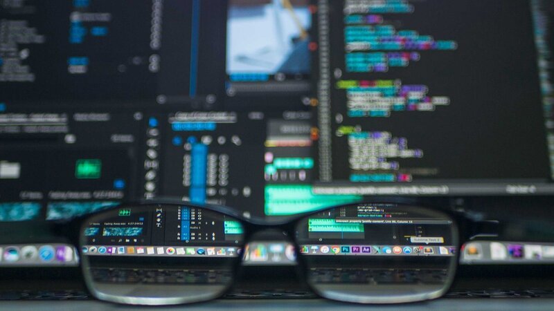 Unter Codes versteht man Anweisungen in Programmiersprache. Sie dienen zum Zweck des Informationsaustauschs. – Bild: Off the Fence BV/​WeltN