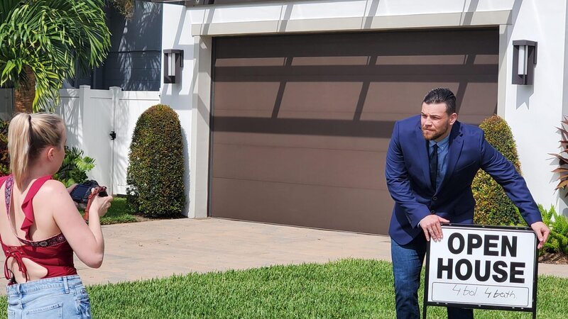 Elizabeth prepares to take a picture of her husband, Andrei at the Open House. – Bild: Discovery Communications, LLC
