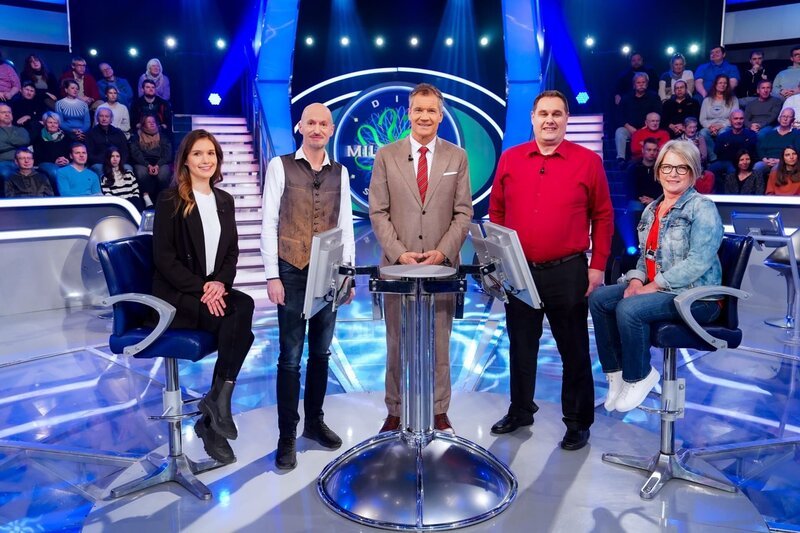 v.li.: Katharina Kienreich (Maria Enzersdorf in Niederösterreich), Martin Kohlmayer (Wien), Armin Assinger, Alfred Zehetner (Mattighofen in Oberösterreich), Marianne Dösinger (Leoben in der Steiermark). – Bild: ORF /​ Stefan Gregorowius