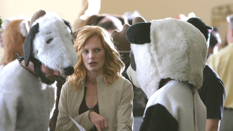 Auf einer Veranstaltung für Fell-Fetischisten erhofft sich Catherine eine Antwort auf ihre Fragen zu dem neuesten Mordfall. – Bild: TVNOW /​ CBS