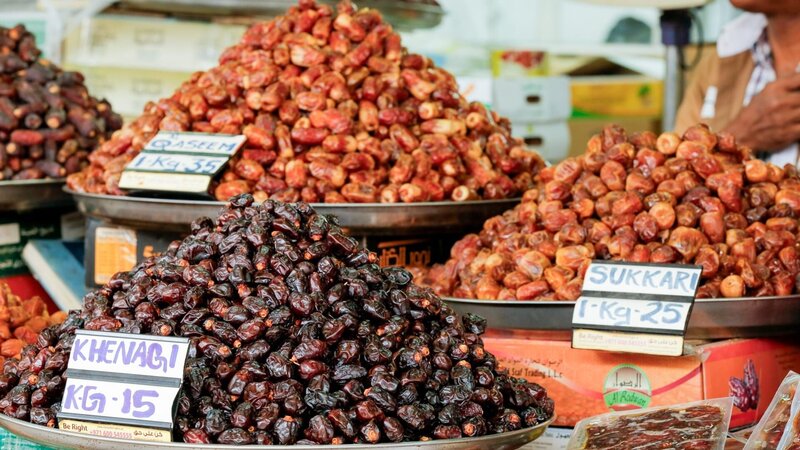 Datteln zum Verkauf auf einem Marktplatz in Dubai. – Bild: ORF/​Warner/​The Travel Channel