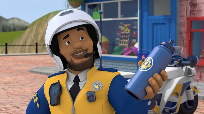 Polizist Malcolm ist neu in Pontypandy. Ab sofort unterstützt er die Feuerwehrleute wo immer er kann. – Bild: KiKA/​Prism Art & Design Limited