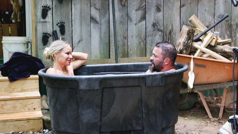 Charlie Moore and Jen Taylor sit in an outdoor bathtub in Black Mountain, NC. – Bild: Discovery Communications, LLC