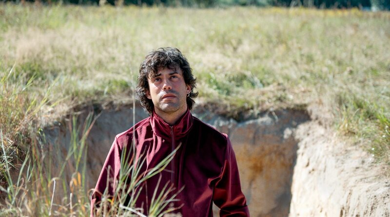 Im Traum: Samuel Zweifler (Aaron Altaras) schaufelt sein eigenes Grab – Bild: ARD Degeto/​HR/​Turbokultur/​Elliott Kreyenberg