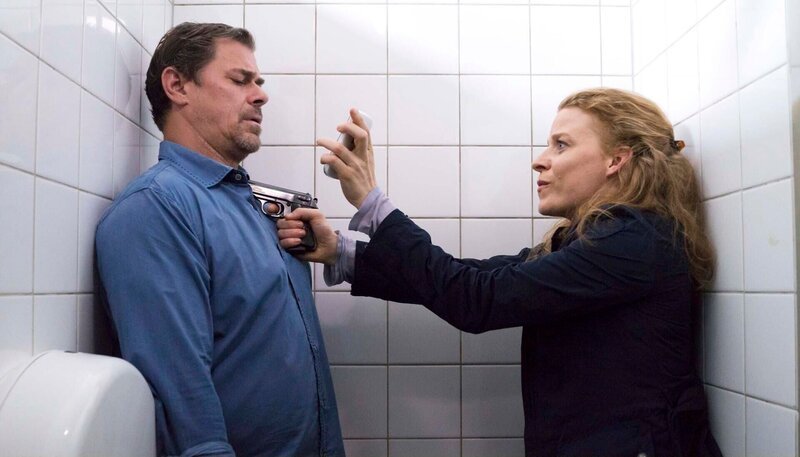 Nadine (Annika Martens, r.) fordert von Finn (Sven Martinek, l.) die Unterbringung in einem Zeugenschutzprogramm. – Bild: ARD/​Georges Pauly