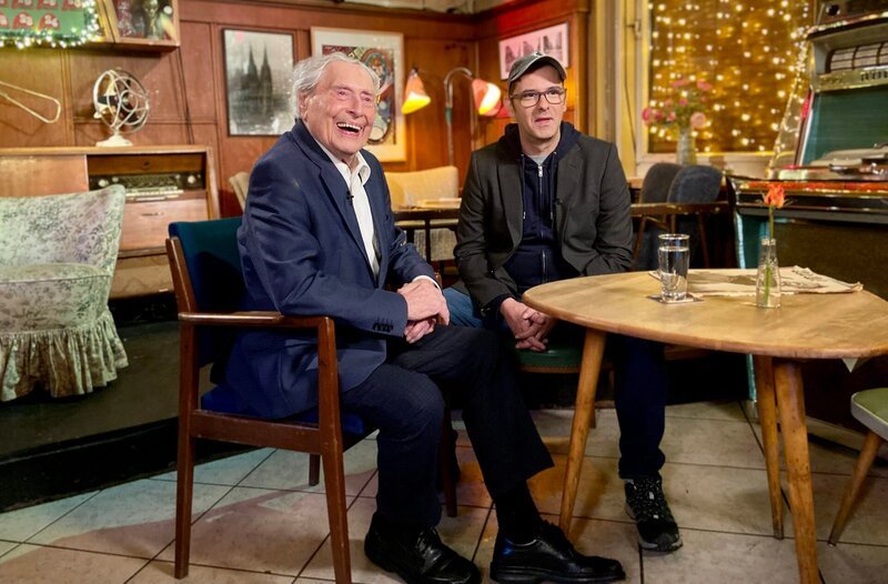 Die 98-jährige Karnevalslegende Ludwig Sebus (l) gratuliert Marc Metzger nachträglich zum 50ten Geburtstag. – Bild: WDR/​Carsten Wiese