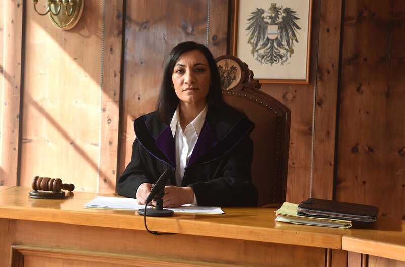 Die Richterin Dr. Murer (Alev Irmak) entscheidet in der Klage. – Bild: ZDF und ARD Degeto/​ORF/​Film 27/​Hubert Mican.