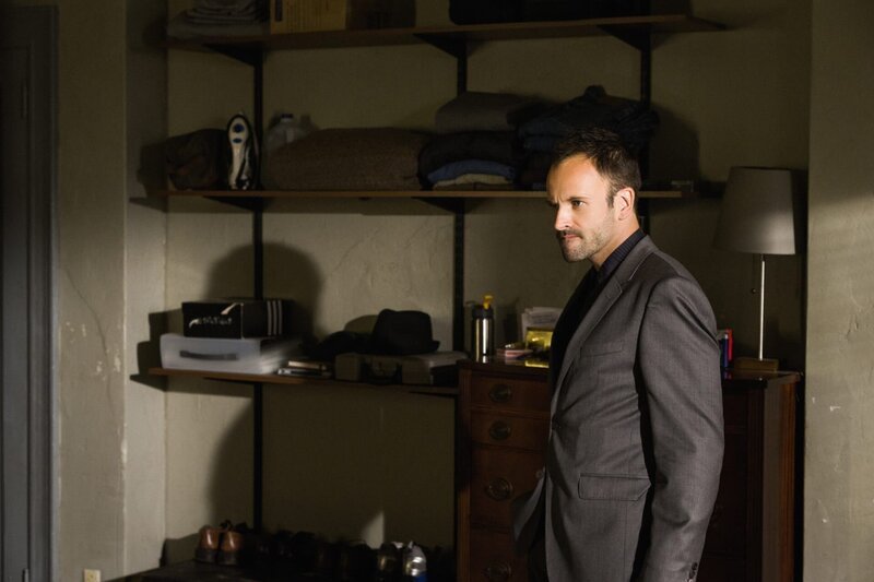 Versucht alles, um den Täter zu finden, der bei Captain Gregson eingebrochen ist: Sherlock Holmes (Jonny Lee Miller) … – Bild: CBS Television Lizenzbild frei