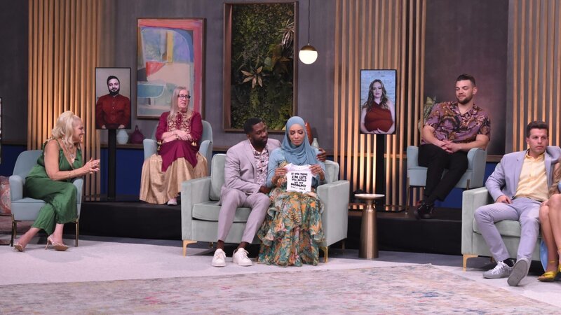 Shaeeda crying, holding baby clothes on set – Bild: Warner Bros. Discovery, Inc. or its subsidiaries and affiliates. All rights reserved.