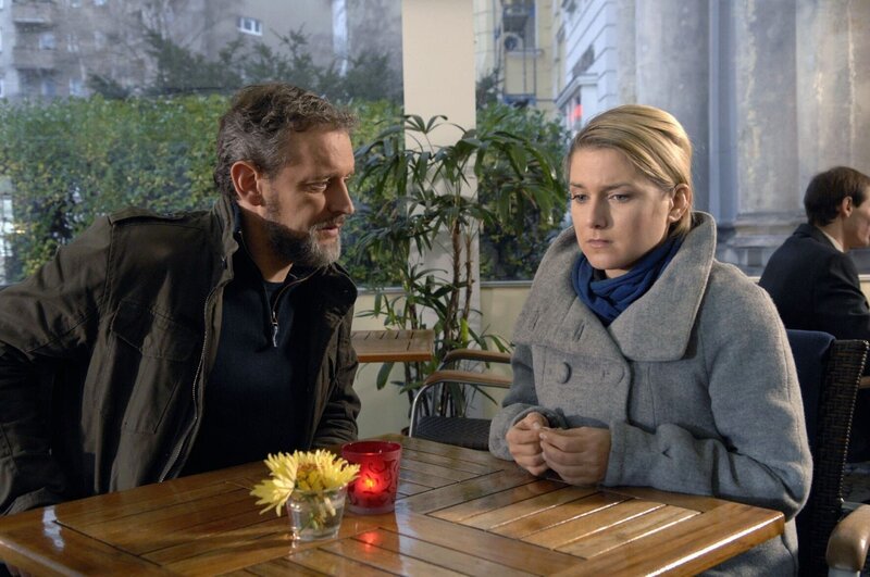 Ingo (Wolfgang Wagner, l.) erklärt Anna (Jeanette Biedermann, r.), weshalb er sich Susanne gegenüber noch nicht zu erkennen gegeben hat. – Bild: SAT.1