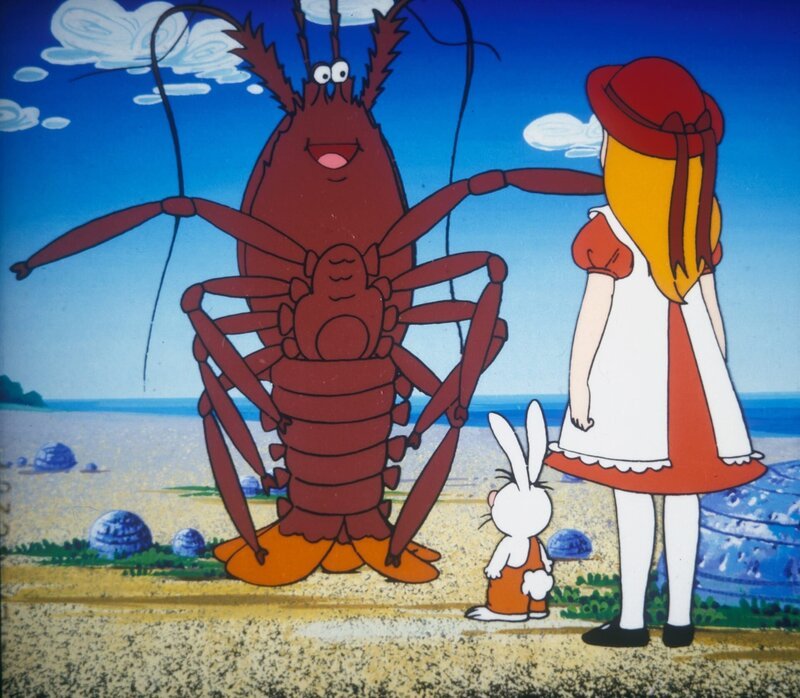 Alice und Benny Bunny treffen den Oberhummer, der ihnen vom Hummertanz erzählt, den sie beim Kostümfest der Herzkönigin aufführen sollen. – Bild: ORF/​Apollo Filmverleih