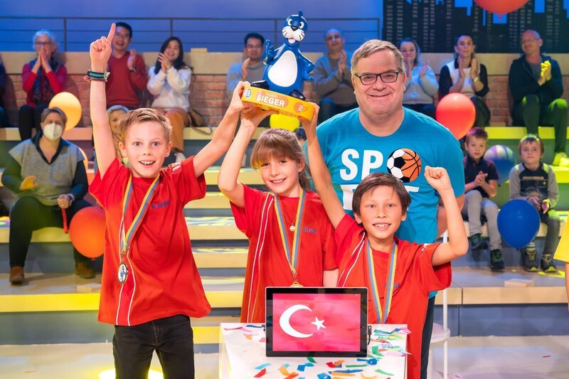 So sehen Sieger aus. Das Rateteam aus Istanbul/​Türkei hat allen Grund zum Feiern. – Bild: Ralf Wilschewski /​ ZDF