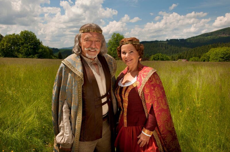 Auch nach vielen gemeinsamen Jahren sind Großvater (Karel Gott, li.) und Großmutter (Kamila Magálová) sehr glücklich miteinander. – Bild: MDR/ Petarda Production, a.s./Lenka Hatasova Auch nach vielen gemeinsamen Jahren sind Großvater (Karel Gott, li.) und Großmutter (Kamila Magálová) sehr glücklich miteinander. – Bild: MDR/ Petarda Production, a.s./Lenka Hatasova
