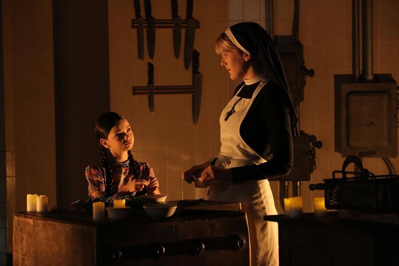 Jahr 1964: Hat die kleine Jenny (Nikki Hahn, l.) wirklich ihre Freundin mit einer Schere erstochen? Schwester Mary Eunice McKee (Lily Rabe, r.) behauptet zumindest, von der Bluttat zu wissen, da sie der Teufel sei … – Bild: ProSieben Fun