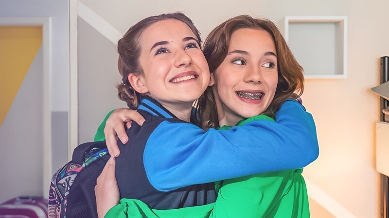 Nesrin (Julie Marienfeld, li.) und Annika (Merle Sophie Eismann) wollen unbedingt ein gemeinsames Zimmer im Internat. – Bild: mdr/​Saxonia Media/​Thomas Dietze