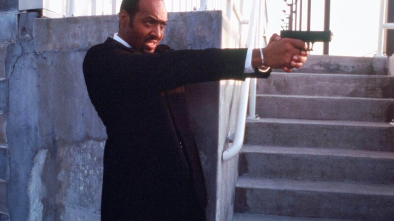 Det. Green (Jesse L. Martin) zieht seine Waffe. – Bild: RTL