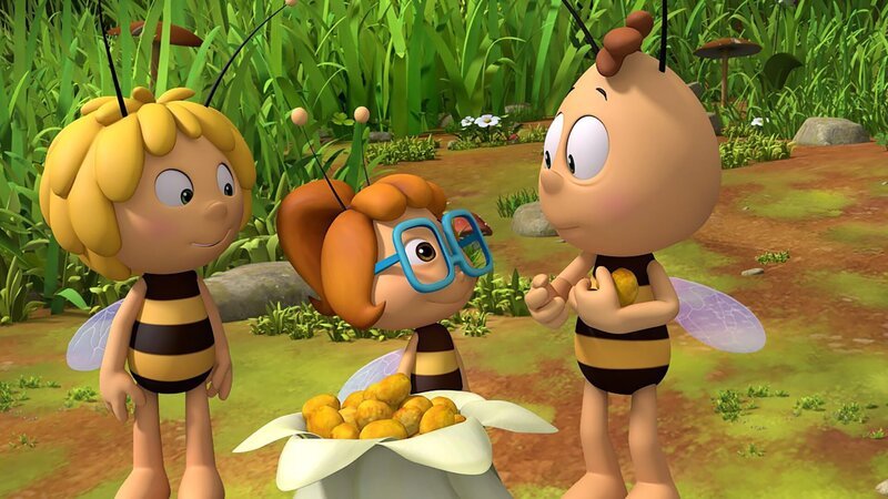 Maja und Willi sollen auf die kleine Clara aufpassen und zeigen ihr die Wiese. – Bild: ZDF/​Studio100 Animation