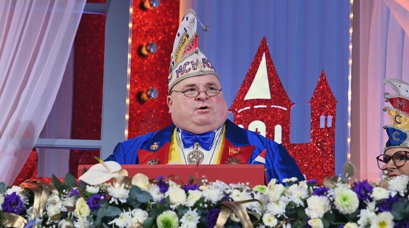 Sitzungspräsident Andreas Schmitt bei „Mainz bleibt Mainz, wie es singt und lacht“. – Bild: SWR/​Kristina Schäfer