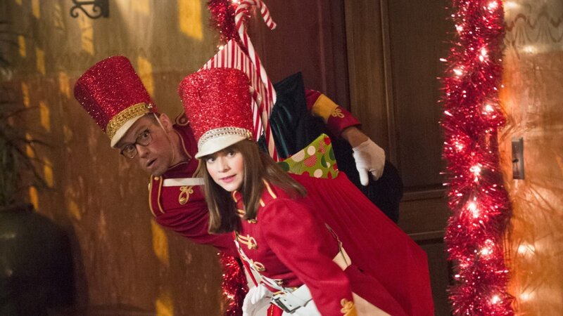 Ihre Vorbereitungen für das Weihnachtsfest laufen auf Hochtouren: Eric (Barrett Foa, l.) und Nell (Renée Felice Smith, r.) … – Bild: 2015 CBS Broadcasting, Inc. All Rights Reserved. /​ Neil Jacobs Lizenzbild frei