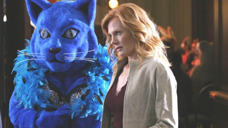 Catherine (Marg Helgenberger) ermittelt auf einer Veranstaltung für Fell-Fetischisten, an der auch das Opfer regelmäßig teilnahm. – Bild: TVNOW / CBS Catherine (Marg Helgenberger) ermittelt auf einer Veranstaltung für Fell-Fetischisten, an der auch das Opfer regelmäßig teilnahm. – Bild: TVNOW / CBS