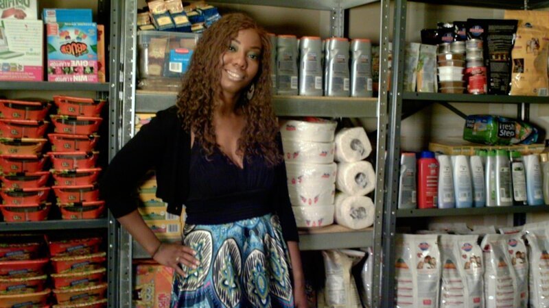 Amber Flores with stock pile. – Bild: TLC /​ Discovery Communications