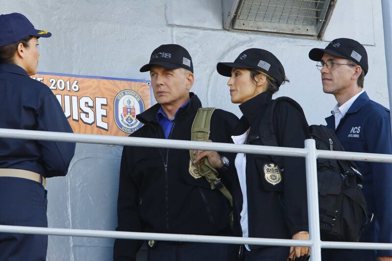 Gibbs (Mark Harmon, 2.v.l.), Quinn (Jennifer Esposito, 2.v.r.) und Palmer (Brian Dietzen, r.) werden zu einem äußerst ungewöhnlichen Tatort gerufen: Sie müssen an Deck eines Schiffes, auf dem ein Navy Lieutenant offenbar auf grausame Weise ums Leben gekommen ist … – Bild: PLURIMEDIA
