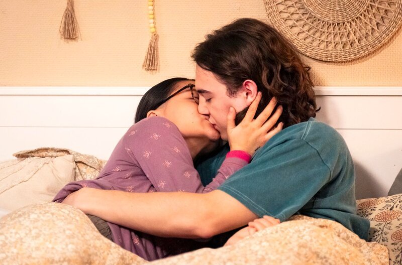 Lien (Nui Nguyen) und Till (Marinus Hohmann) knutschen im Bett. Weiteres Bildmaterial finden Sie unter www.br-foto.de. – Bild: BR/​Lena Semmelroggen