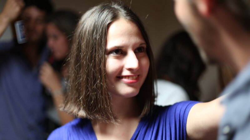 In this recreated scene, Casey Anthony dances with a boy at a party. – Bild: Discovery Communications