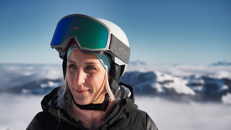 Ehemalige Riesenslalomweltcup-Siegern Eva Maria Brem, während Servus TV’s Heimatleuchten „AT Winter“ im Alpbachtal, Tirol, Österreich – Bild: ServusTV /​ Degn Film /​ Sonja Eichholzer /​ Eva Maria Brem
