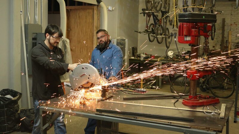 Brannon and Doogie operating a buzz saw in the workshop. – Bild: TLC