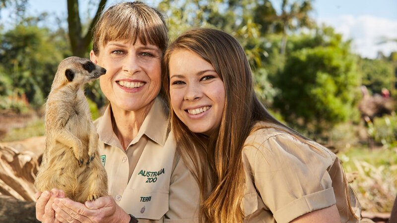 Terri Irwin and Bindi Irwin with meerkat. – Bild: Discovery Communications, LLC/​Kevin Lynch/​Kevin Lynch