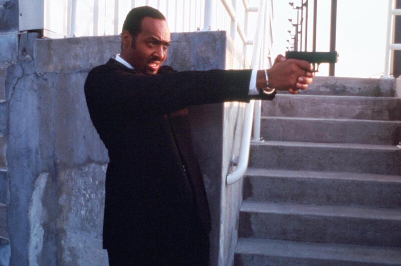 Det. Green (Jesse L. Martin) zieht seine Waffe. – Bild: TVNOW