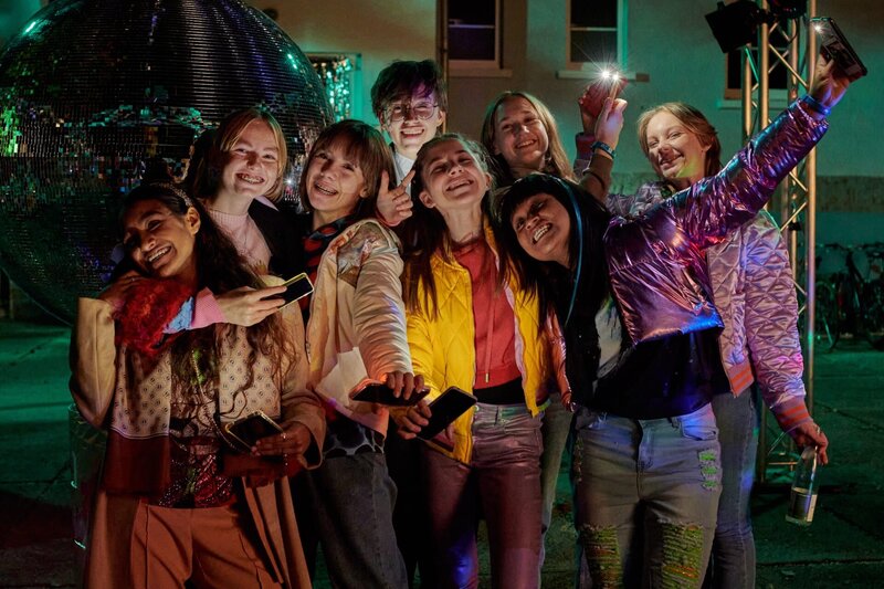 Eins ist klar, am Ende des Pitches wird gefeiert. Doch wer gewinnt? (v.l.n.r. Sophia Leonie Mauritz, Jamila Weintritt, Merle Sophie Eismann, Samuel Koch, Julie Marienfeld, Paula Uhde, Tisa Pharischad, Jamila Weintritt) – Bild: mdr/​Saxonia Media/​Adrian Groß