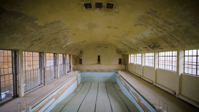 Ein verlassener Swimming-Pool im ehemaligen Wünsdorfer Hauptquartier der russischen Armee. – Bild: N24 Doku