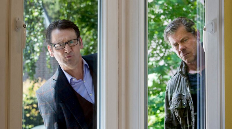 Lars (Ingo Naujoks, l.) und Finn (Sven Martinek, r.) sind von berufs wegen neugierig. – Bild: ARD/​Georges Pauly