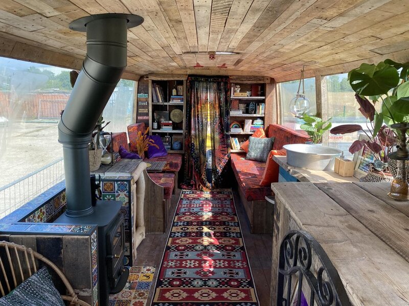 Der Bus ausgebaut. – Bild: RTL /​ Pi Productions Ltd