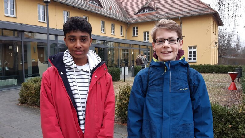 Anton (re.) und Malik (li.) besuchen ab und zu Fortbildungen für Schülervertretungen an einem Institut. – Bild: rbb/​Preuss Filmproduktion Berlin