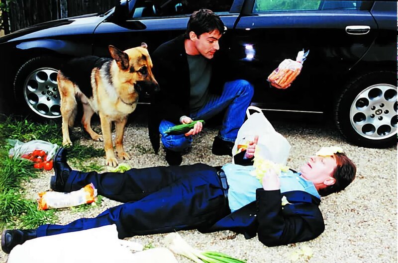 Rex hat Kommissar Böck (Heinz Weixelbraun, liegend) mal wieder einen Streich gespielt. Kommissar Brandtner (Gedeon Burkhard, hinten) amüsiert sich königlich … – Bild: France 3 Rex hat Kommissar Böck (Heinz Weixelbraun, liegend) mal wieder einen Streich gespielt. Kommissar Brandtner (Gedeon Burkhard, hinten) amüsiert sich königlich … – Bild: France 3