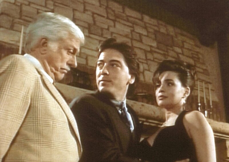 Dr. Sloan (Dick Van Dyke, l.) und Jack (Scott Baio, M.) reißen sich um einen Tanz mit der schönen Moriah (Julie Carmen, r.). – Bild: Viacom