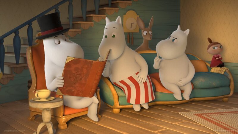 Am Abend liest Muminpapa (l.) eine Geschichte vor. Sniff (3.v.r.) hat das unsichtbare Kind erschreckt. – Bild: ZDF/​Moomin Characters/​Gutsy Animations