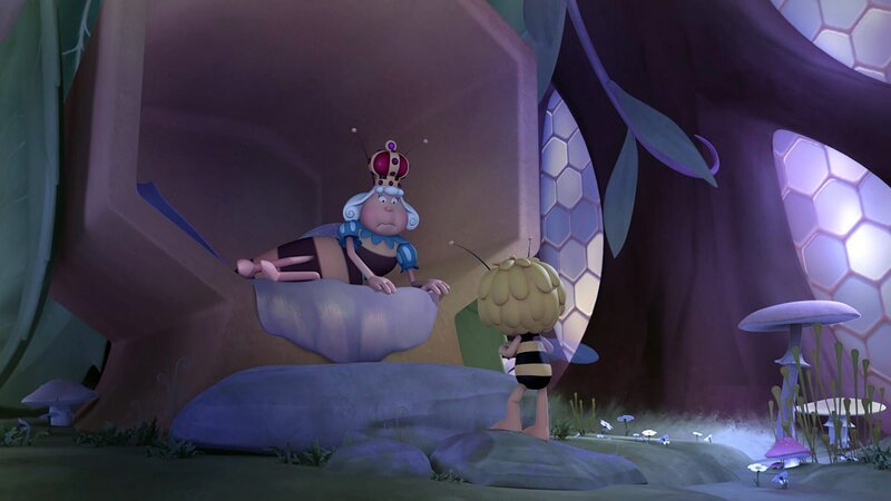 Maja schleicht sich nachts zur Königin, um sie zu warnen. – Bild: ZDF/​Studio100 Animation