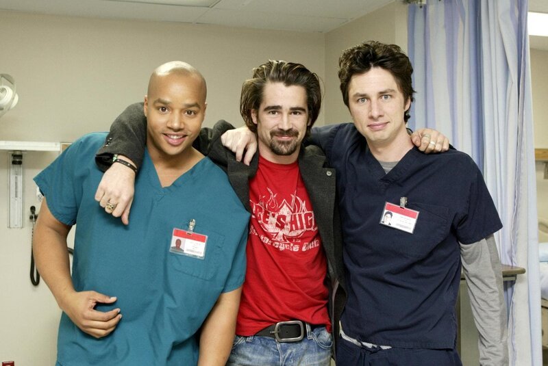 Mit seinem irischen Charme, verdreht Billy (Colin Farrell, M.) sämtlichen Frauen des Krankenhauses den Kopf – einschließlich Carla und Elliot. Turk (Donald Faison, l.) und J.D. (Zach Braff, r.) können das nicht verstehen … – Bild: ORF (FS1/​FS2) /​ ORF1