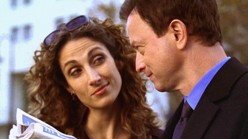 Eine Zeitung bringt die Detectives Mac Taylor (Gary Sinise) und Stella Bonasera (Melina Kanakaredes) auf die richtige Spur. – Bild: RTL /​ CBS
