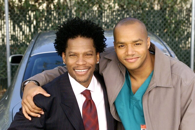 Die Turk Brüder: Kevin (D.L. Hughley, l.) und Chris (Donald Faison, r.) … – Bild: ORF/​Disney