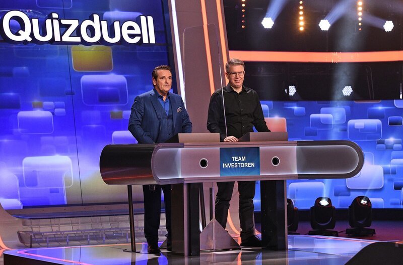 Die Kandidaten des Teams „Investoren“: Ralf Dümmel (l.) und Frank Thelen (2.v.l.), beide Unternehmer. – Bild: ARD/​Uwe Ernst