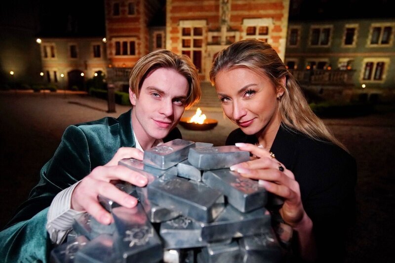 Verräterin Anna-Carina Woitschack und Verräter Vincent Gross haben gemeinsam den Silberschatz im Wert von € 46.500.- gewonnen. – Bild: RTL /​ Stefan Gregorowius