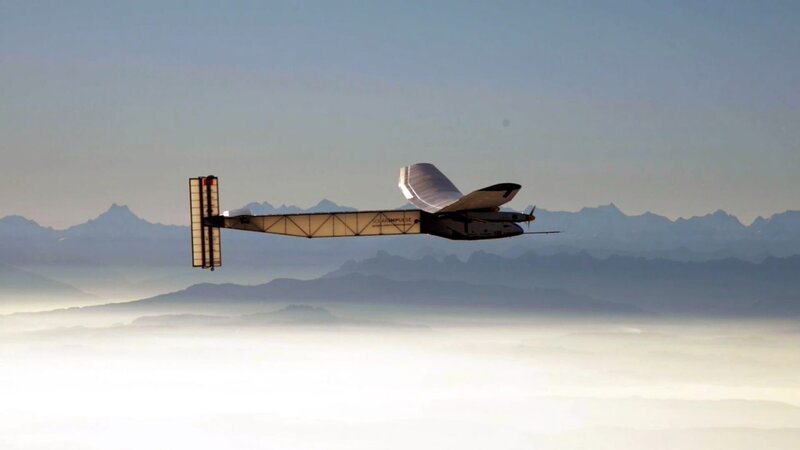 Das Solar Impulse 2 wird allein durch die 17.000 Solarzellen auf seinen Tragflächen angetrieben. – Bild: Arrow Media/​ WeltN24 GmbH