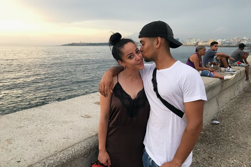Lianet Rodriguez und ihr Freund Ismael del Valle Ramirez in Havanna am Malecon – Bild: SRF