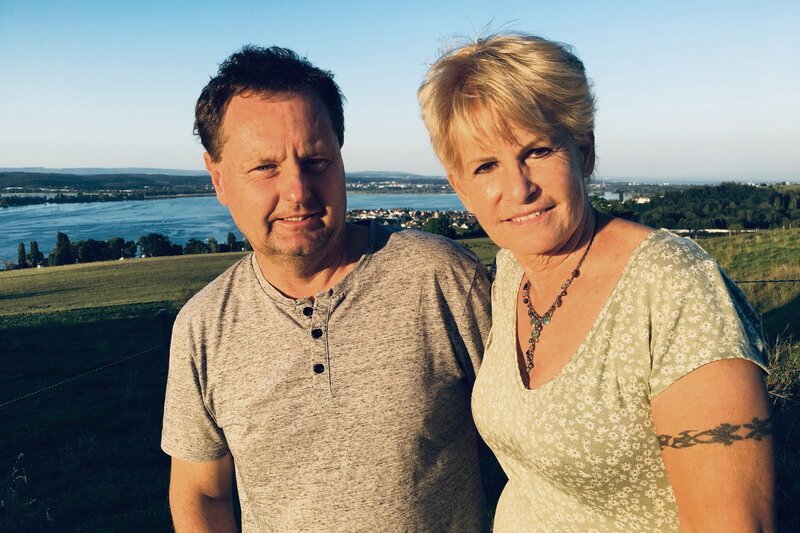 SRF bi de Lüt – Heimweh Conny (60) und Mike Street (53) kommen von Neuseeland zurück in die Schweiz. – Bild: SRF2